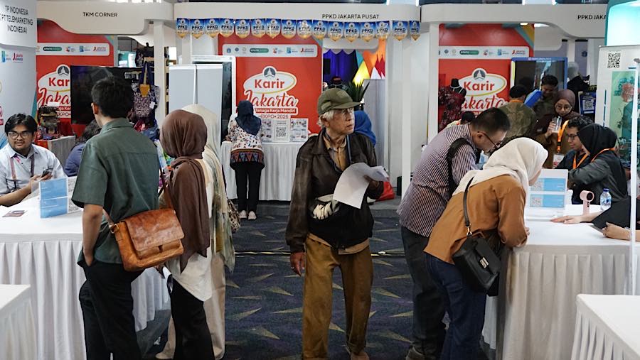Budi Winarto mencari informasi saat pameran bursa kerja di Smesco, Jakarta, Kamis (22/10/2026). (Bloomberg Technoz/Andrean Kristianto)