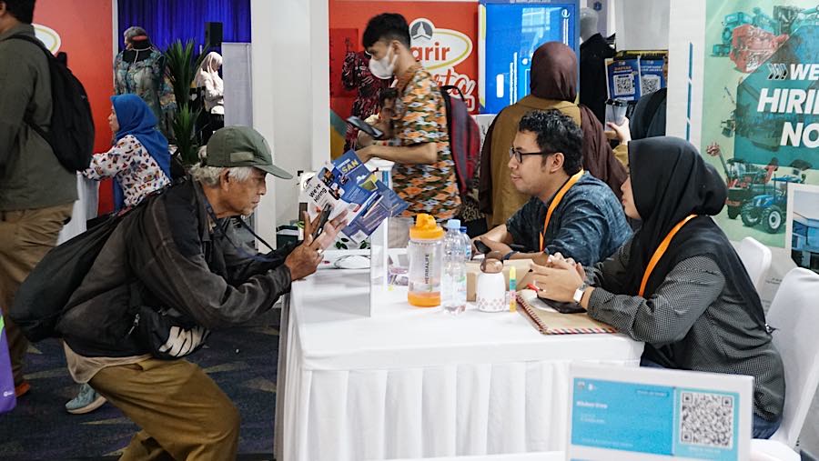 Setiap meja perusahaan ia datangi untuk mendapatkan info lowongan kerja. (Bloomberg Technoz/Andrean Kristianto)