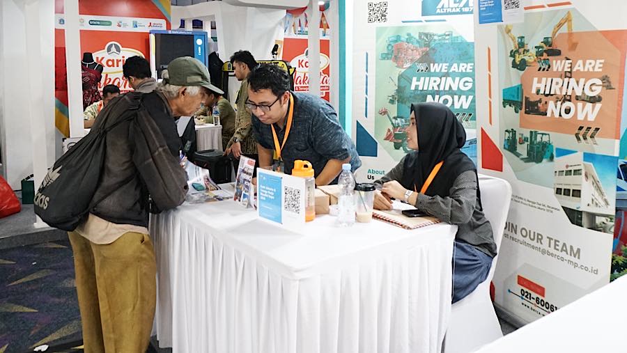 Pencari kerja mencari informasi saat pameran bursa kerja di Smesco, Jakarta, Kamis (22/10/2026). (Bloomberg Technoz/Andrean Kristianto)