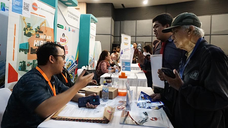 Budi berharap informasi lowongan yang ditemukannya bisa menjadi masukan bagi adiknya yang juga sedang mencari pekerjaan.