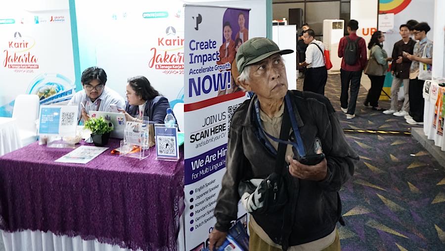 Pria berusia 71 tahun asal Bekasi, Jawa Barat, itu datang untuk membantu adiknya mencari pekerjaan setelah terkena pemutusan hubungan kerja (PHK).