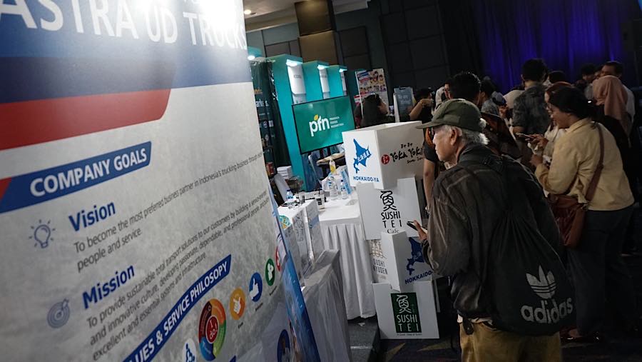 Bursa kerja ini melibatkan 100 perusahaan dengan total 12.000 lowongan pekerjaan. (Bloomberg Technoz/Andrean Kristianto)