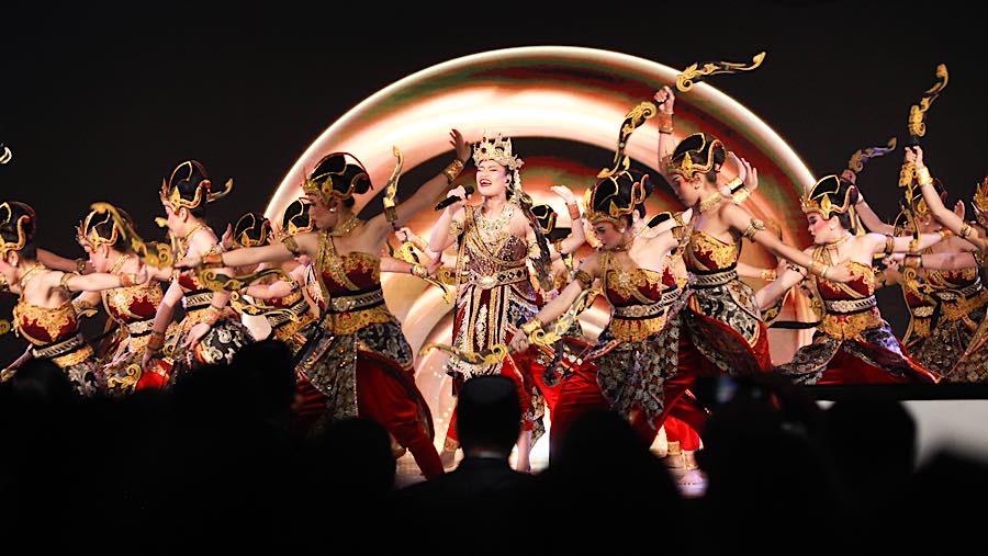 Pembukaan sesi pleno diawali dengan pertunjukan Pagelaran Sabang Merauke yang menampilkan kekayaan budaya Nusantara.