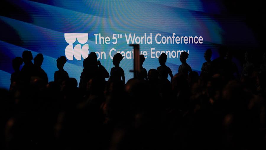 Pengunjung hadir dalam acara WCCE 2026 di Jakarta, Kamis (22/10/2026). (Bloomberg Technoz/Andrean Kristianto)