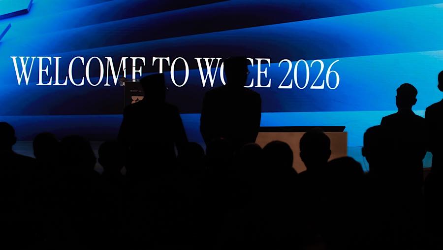 Pengunjung hadir dalam acara WCCE 2026 di Jakarta, Kamis (22/10/2026). (Bloomberg Technoz/Andrean Kristianto)