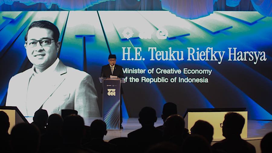 Menteri Ekonomi Kreatif Teuku Riefky Harsya berbicara saat WCCE 2026 di Jakarta, Kamis (22/10/2026). (Bloomberg Technoz/Andrean Kristianto)