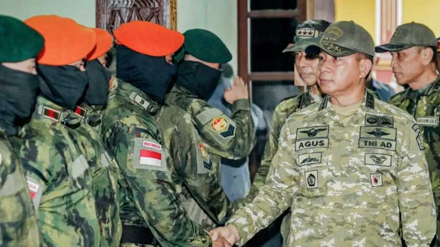 Panglima TNI Jenderal TNI Agus Subiyanto menganugerahkan Kenaikan Pangkat Luar Biasa kepada 136 prajurit TNI. (Dok. IG @puspentni)