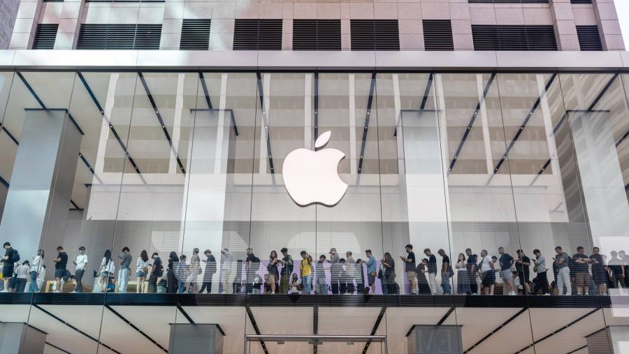 Antrean di jaringan ritel Apple Inc., di Canton Road, Hong Kong. (Paul Yeung/Bloomberg)

