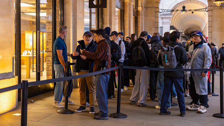 Pelanggan mengantre saat penjualan iPhone Duo di Apple Store di Covent Garden, London, Inggris, Jumat (23/10/2026). (Betty Laura Zapata/Bloomberg)