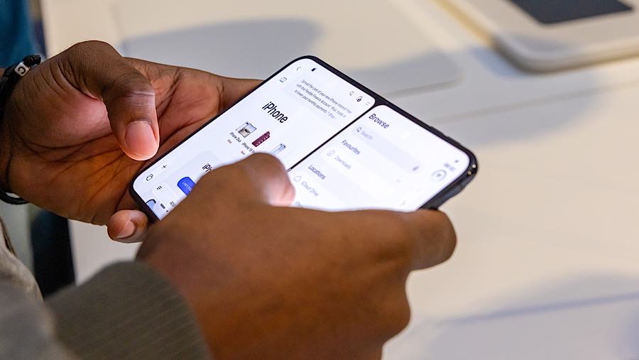 Pelanggan melihat ponsel pintar iPhone Duo di Apple Store di Covent Garden, London, Inggris, Jumat (23/10/2026). (Betty Laura Zapata/Bloomberg)