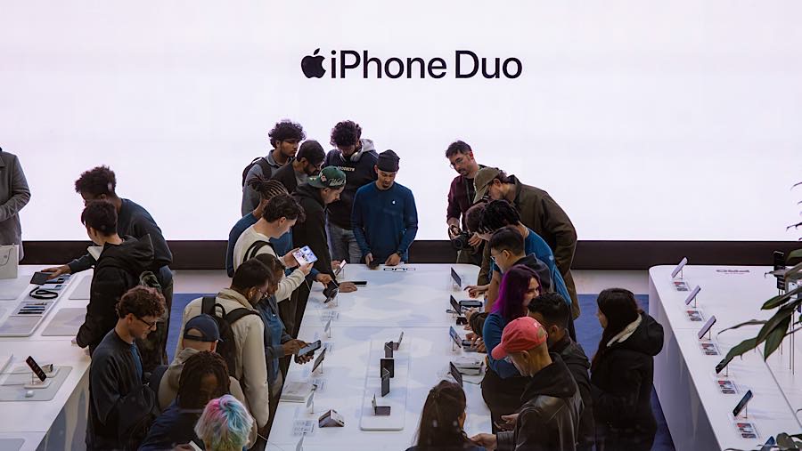 Pelanggan melihat ponsel pintar iPhone Duo di Apple Store di Covent Garden, London, Inggris, Jumat (23/10/2026). (Betty Laura Zapata/Bloomberg)