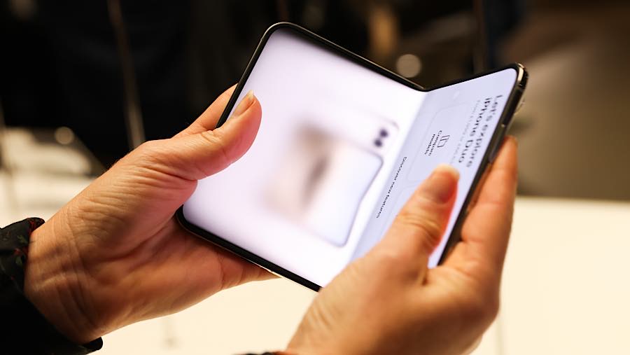 Pelanggan melihat ponsel pintar iPhone Duo di Apple Store di Covent Garden, London, Inggris, Jumat (23/10/2026). (Betty Laura Zapata/Bloomberg)
