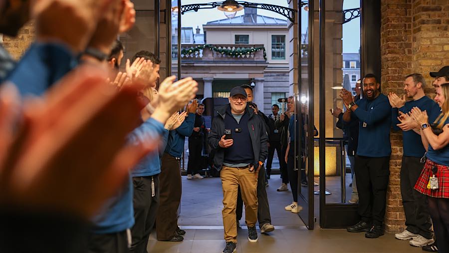 Pelanggan mengantre saat penjualan iPhone Duo di Apple Store di Covent Garden, London, Inggris, Jumat (23/10/2026). (Betty Laura Zapata/Bloomberg)