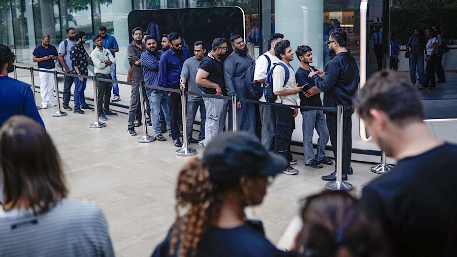 Warga antre saat penjualan perdana iPhone Duo di Apple Store Bandra Kurla Complex (BKC), Mumbai, India, Jumat (23/10/2026). (Dhiraj Singh/Bloomberg)