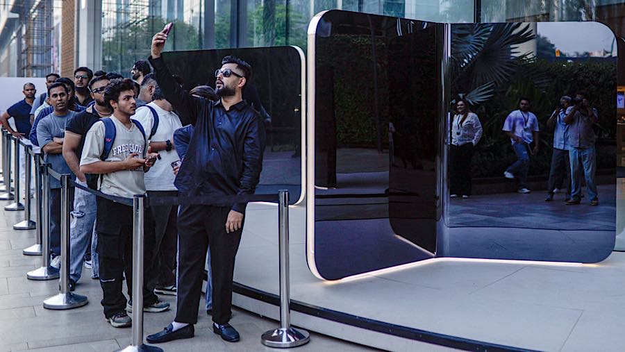 Warga antre saat penjualan perdana iPhone Duo di Apple Store Bandra Kurla Complex (BKC), Mumbai, India, Jumat (23/10/2026). (Dhiraj Singh/Bloomberg)