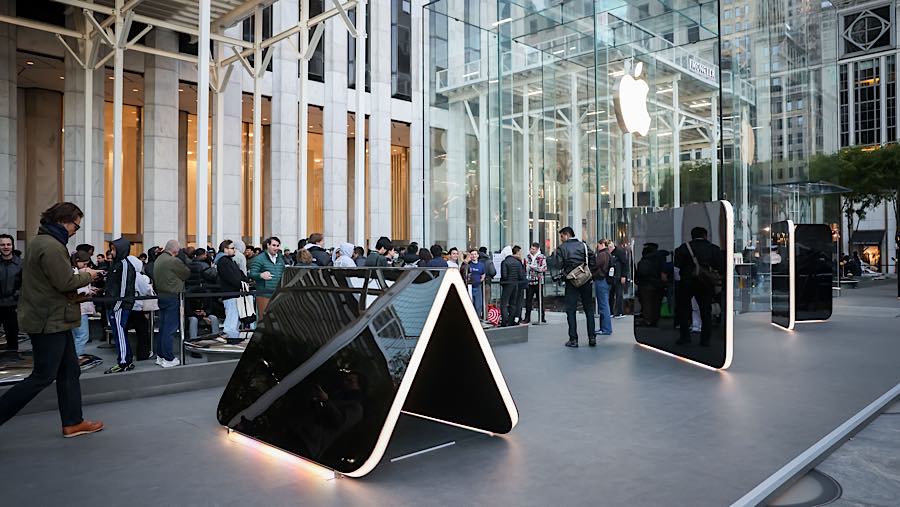 Pelanggan mengantre di toko Apple Fifth Avenue pada hari pertama penjualan iPhone Duo di New York, AS, Jumat (23/10/2026). (Michael Nagle/Bloomberg)