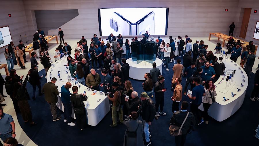 Pelanggan memadati toko Apple Fifth Avenue saat penjualan perdana iPhone Duo di New York, AS, Jumat (23/10/2026). (Michael Nagle/Bloomberg)
