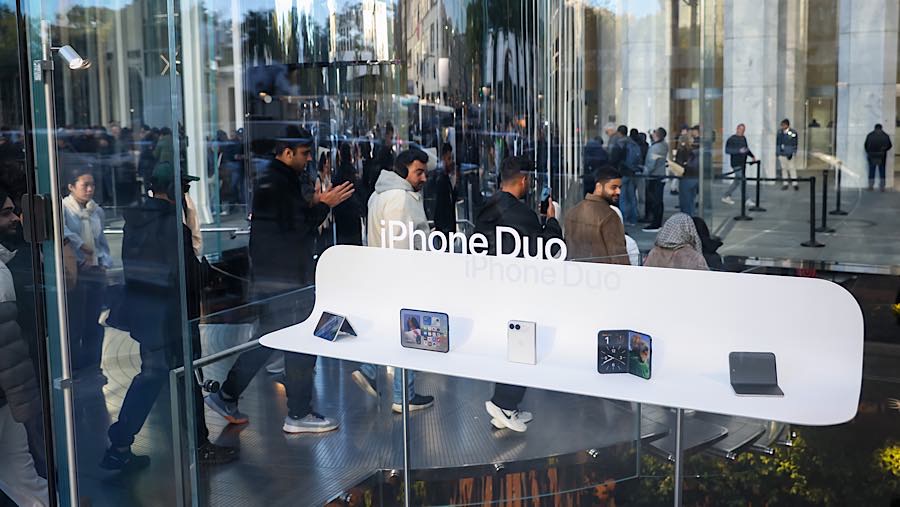 Pelanggan mengantre di toko Apple Fifth Avenue pada hari pertama penjualan iPhone Duo di New York, AS, Jumat (23/10/2026). (Michael Nagle/Bloomberg)