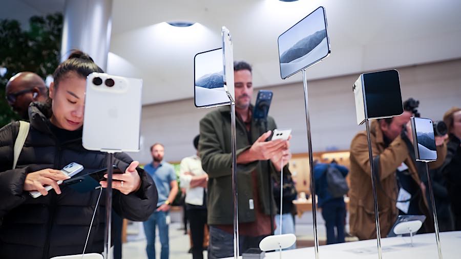Pelanggan melihat iPhone Duo saat hari pertama penjualan di toko Apple Fifth Avenue, New York, AS, Jumat (23/10/2026). (Michael Nagle/Bloomberg)
