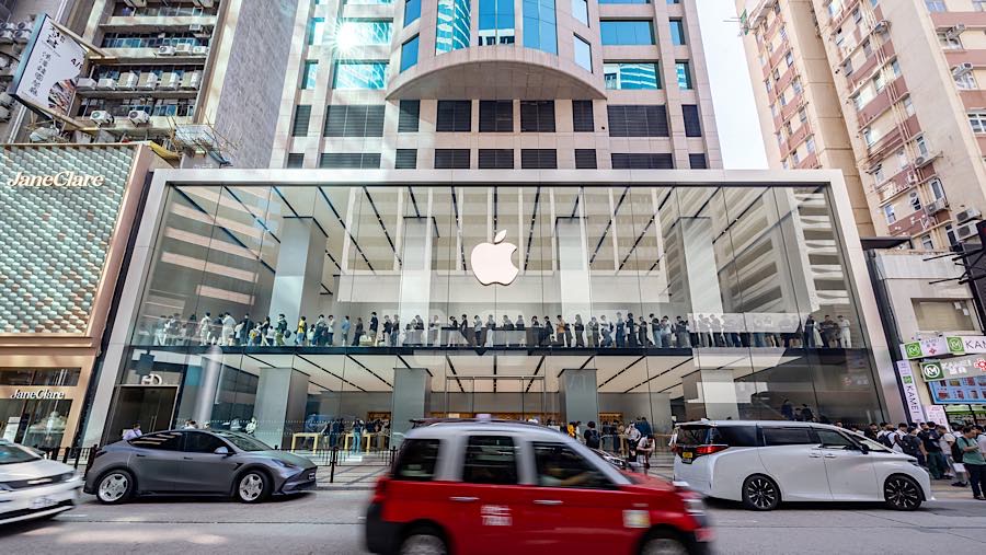 Pelanggan mengantre di toko Apple saat penjualan perdana Phone Duo di Canton Road, Hong Kong, Tiongkok, Jumat (23/10/2026). (Paul Yeung/Bloomberg)