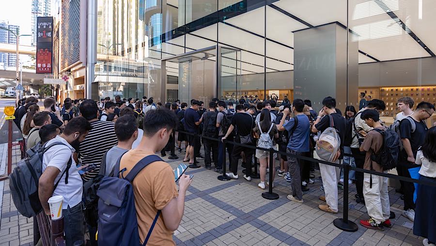 Pelanggan mengantre di toko Apple saat penjualan perdana Phone Duo di Canton Road, Hong Kong, Tiongkok, Jumat (23/10/2026). (Paul Yeung/Bloomberg)