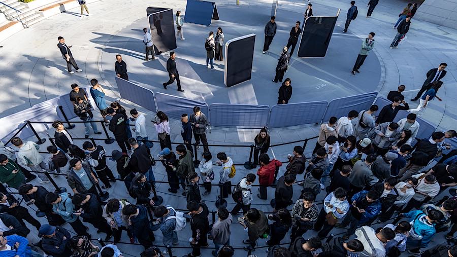 Pelanggan mengantre di toko Apple saat penjualan perdana iPhone Duo di Jing'an, Shanghai, Tiongkok, Jumat (23/10/2026). (Qilai Shen/Bloomberg)