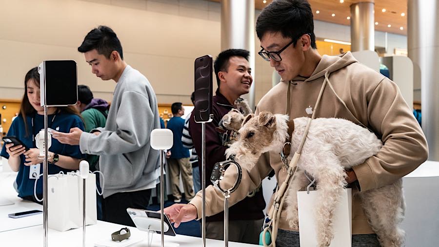 Pelanggan mencoba iPhone Duo saat hari petama penjualan di toko Apple Jing'an, Shanghai, Tiongkok, Jumat (23/10/2026). (Qilai Shen/Bloomberg)