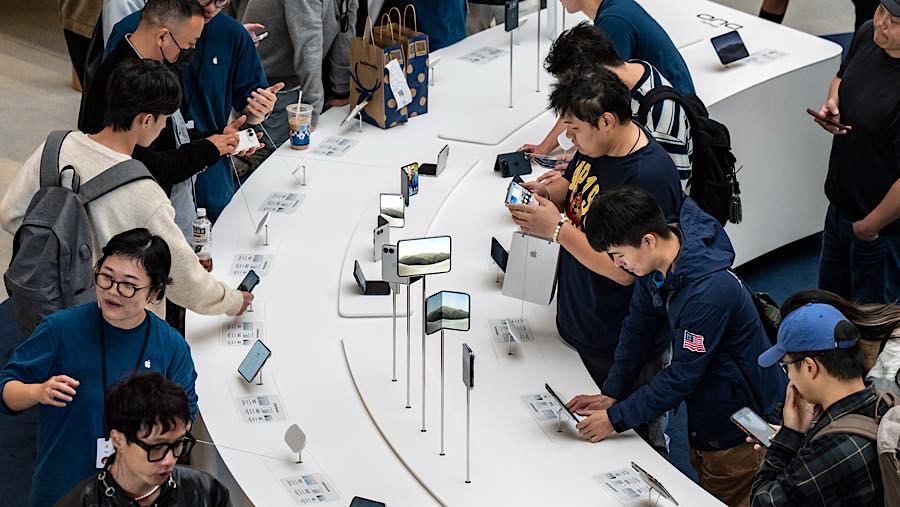 Pelanggan mencoba iPhone Duo saat hari petama penjualan di toko Apple Jing'an, Shanghai, Tiongkok, Jumat (23/10/2026). (Qilai Shen/Bloomberg)
