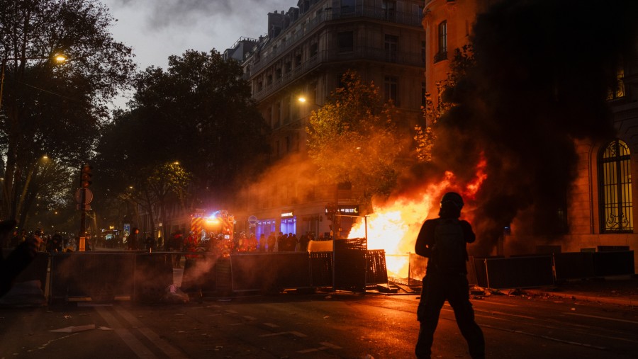 Para pengunjuk rasa membakar barikade di sela-sela demonstrasi di Paris, Prancis, pada hari Sabtu, 17 Oktober 2026./Bloomberg-Wayan Barre