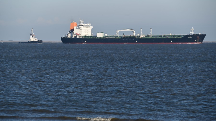 Kapal tanker pembawa diesel Rusia terpantau menuju New York, AS./dok. Bloomberg