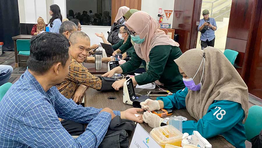 Cek Kesehatan Gratis untuk para Wartawan di Gedung Kemenkes. (Bloomberg Technoz/Dinda Decembria)