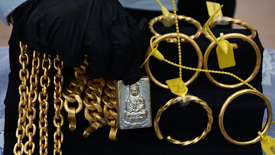 Petugas menata barang bukti emas saat rilis penindakan ekspor emas ilegal di Kantor Pusat Bea Cukai, Senin (26/10/2026). (Bloomberg Technoz/Andrean K)