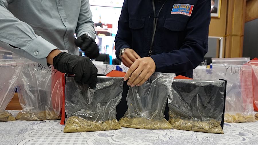 Petugas menata barang bukti emas saat rilis penindakan ekspor emas ilegal di Kantor Pusat Bea Cukai, Senin (26/10/2026). (Bloomberg Technoz/Andrean K)