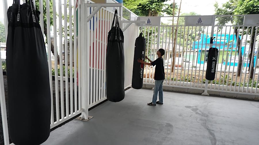 Seseorang memeriksa samsak tinju di area ring tinju di kolong Jalan Layang Kampung Melayu, Jakarta, Selasa (27/10/2026). (Bloomberg Technoz/Andrean K)