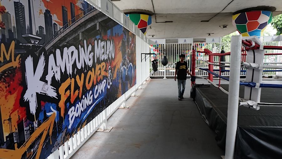 Seseorang berada di area ring tinju kolong Jalan Layang Kampung Melayu, Jakarta, Selasa (27/10/2026). (Bloomberg Technoz/Andrean Kristianto)
