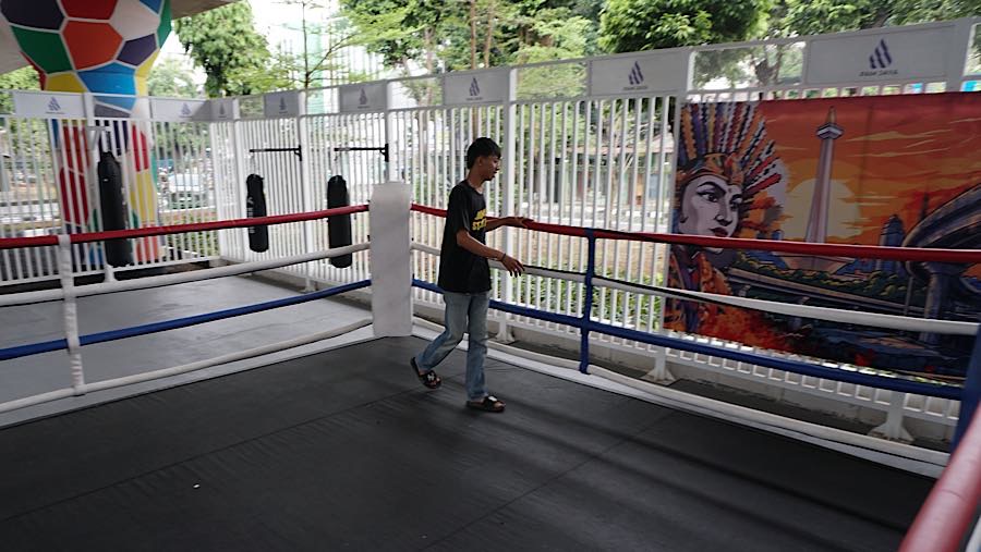 Seseorang berada di area ring tinju kolong Jalan Layang Kampung Melayu, Jakarta, Selasa (27/10/2026). (Bloomberg Technoz/Andrean Kristianto)