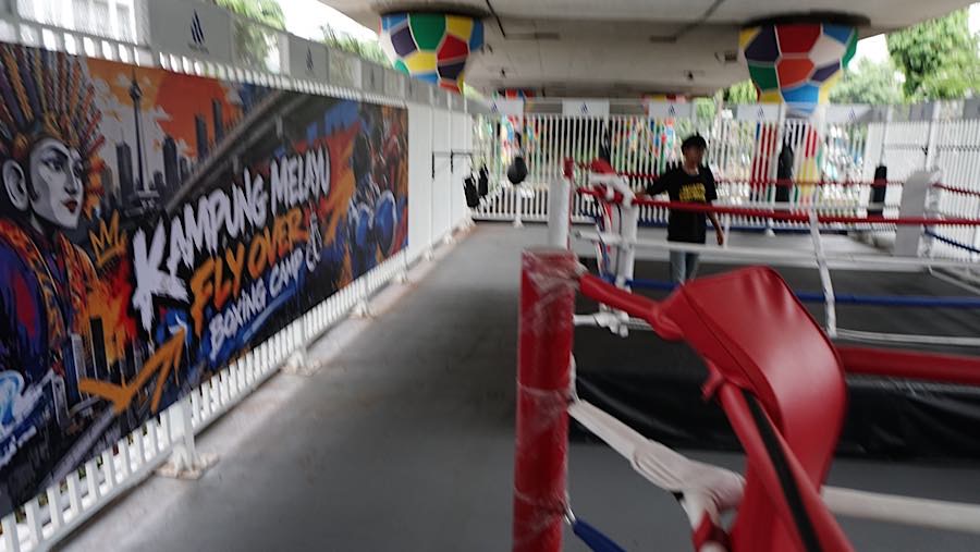 Seseorang berada di area ring tinju kolong Jalan Layang Kampung Melayu, Jakarta, Selasa (27/10/2026). (Bloomberg Technoz/Andrean Kristianto)