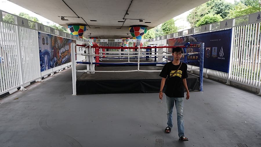 Seseorang berada di area ring tinju kolong Jalan Layang Kampung Melayu, Jakarta, Selasa (27/10/2026). (Bloomberg Technoz/Andrean Kristianto)