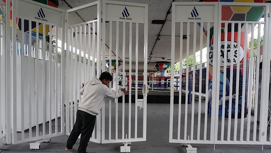 Seseorang berada di area ring tinju kolong Jalan Layang Kampung Melayu, Jakarta, Selasa (27/10/2026). (Bloomberg Technoz/Andrean Kristianto)