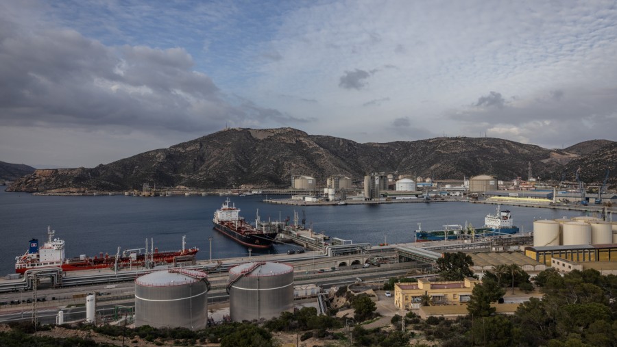 Kapal-kapal tanker minyak berlabuh di pelabuhan bagian dalam Escombreras, sebuah perluasan dari Pelabuhan Cartagena, Spanyol./Bloomberg