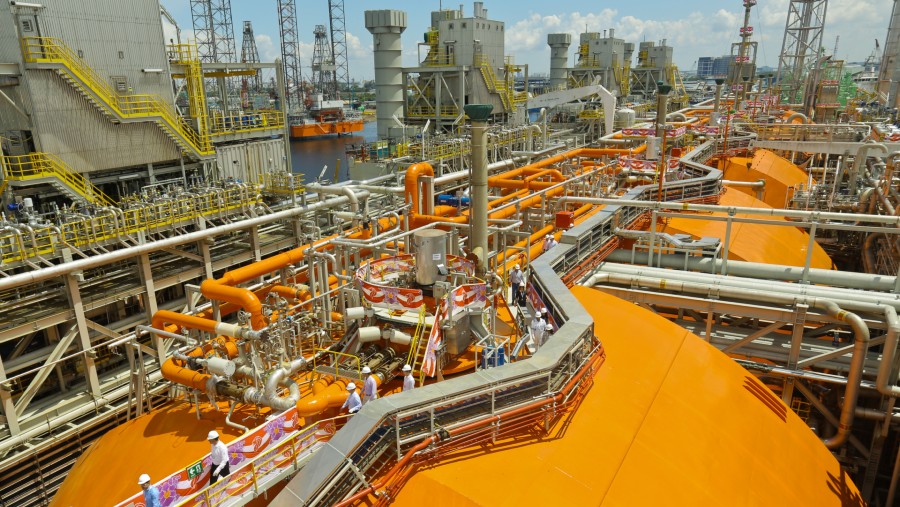 Kapal pencairan terapung Hilli Episeyo (FLNGV), dibangun untuk Golar Hilli Corp oleh Keppel Offshore & Marine Ltd. di Singapura./Bloomberg-Sam Kang Li