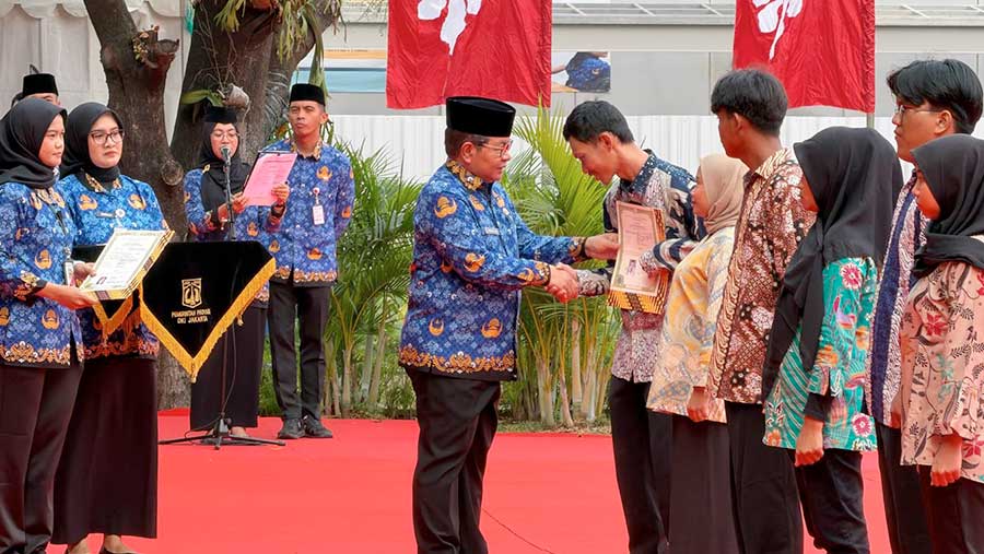 Gubernur DKI Jakarta, Pramono Anung memberikan ijazah ke pelajar. (Dok. Pemprov DKI Jakarta)