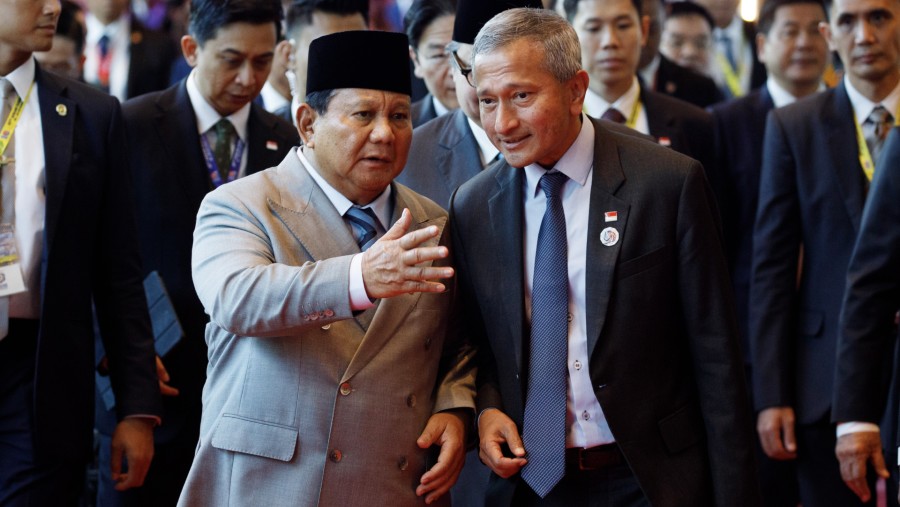 Presiden Indonesia Prabowo Subianto berbincang dengan Menlu Singapura Vivian Balakrishnan dalam KTT Asean di Malaysia, 26 Oktober 2025./Bloomberg
