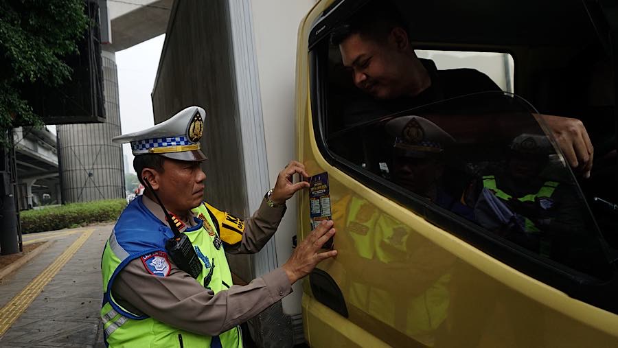 Operasi ini menyasar sejumlah pelanggaran lalu lintas dengan mengedepankan sosialisasi kepada masyarakat agar lebih tertib saat berkendara.
