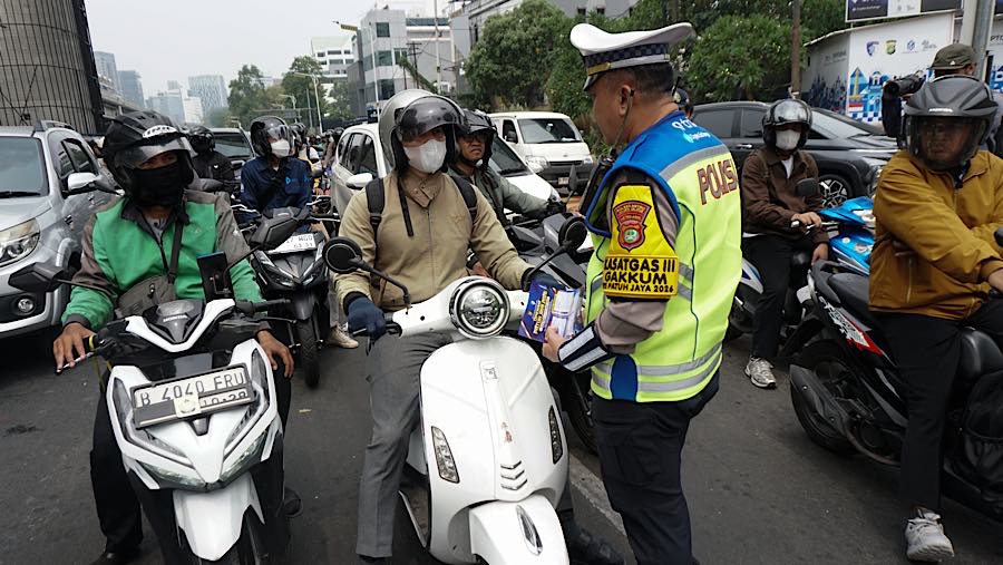Anggota Satlantas melakukan sosialisasi Operasi Patuh Jaya 2026 di jalan RS Fatmawati, Jakarta, Rabu (28/10/2026). (Bloomberg Technoz/Andrean K)