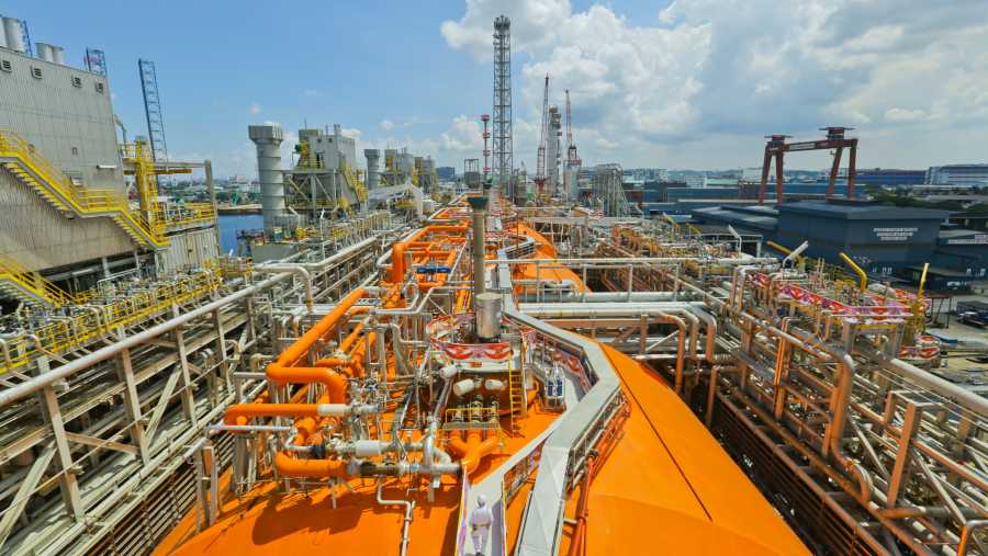 Kapal peleburan gas terapung (FLNGV) Hilli Episeyo, yang dibangun Keppel Offshore & Marine Ltd di Singapura. (Sam Kang Li/Bloomberg)