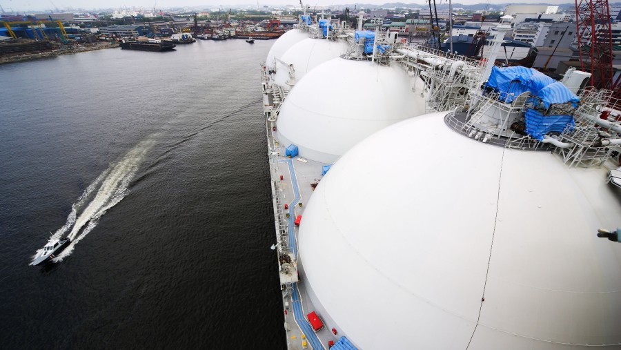 Sebuah kapal pengangkut gas alam cair (LNG) sedang menjalani perbaikan di galangan kapal di Singapura./Bloomberg-Jonathan Drake