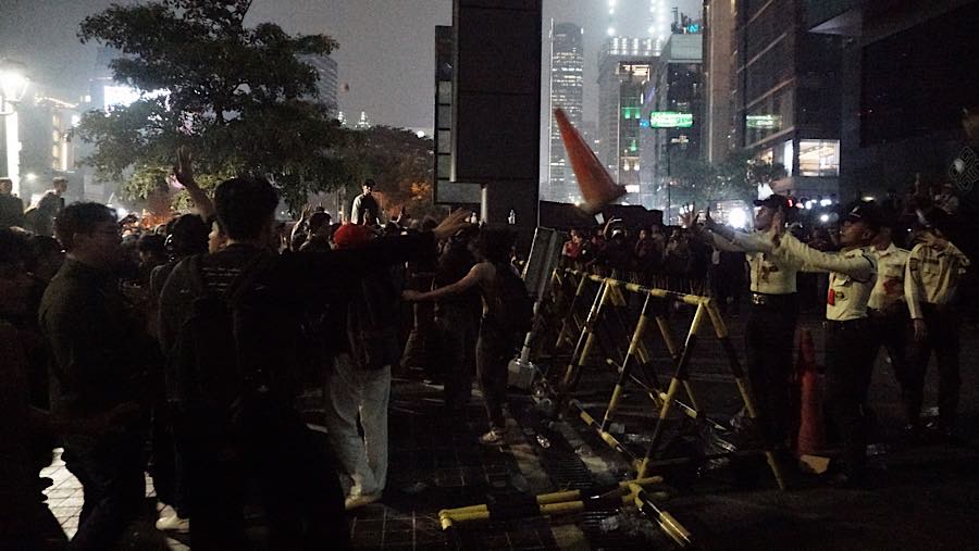 Sejumlah mahasiswa dan masyarakat sipil melakukan aksi di jalan Thamrin, Jakarta, Rabu (28/10/2026). (Bloomberg Technoz/Andrean Kristianto)