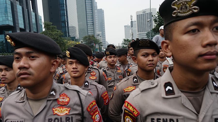 Polisi berjaga saat demo di jalan Thamrin, Jakarta, Rabu (28/10/2026). (Bloomberg Technoz/Andrean Kristianto)