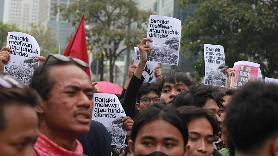Sejumlah mahasiswa dan masyarakat sipil melakukan aksi di jalan Thamrin, Jakarta, Rabu (28/10/2026). (Bloomberg Technoz/Andrean Kristianto)